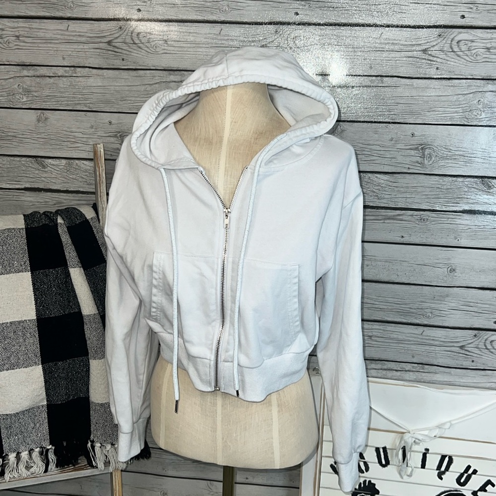 White zipper crop jacket sweatshirt hoodie.